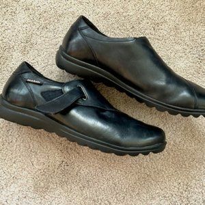 Mobils Clarisse = loafer-style shoe